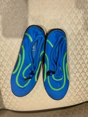 Men's water shoes size 11